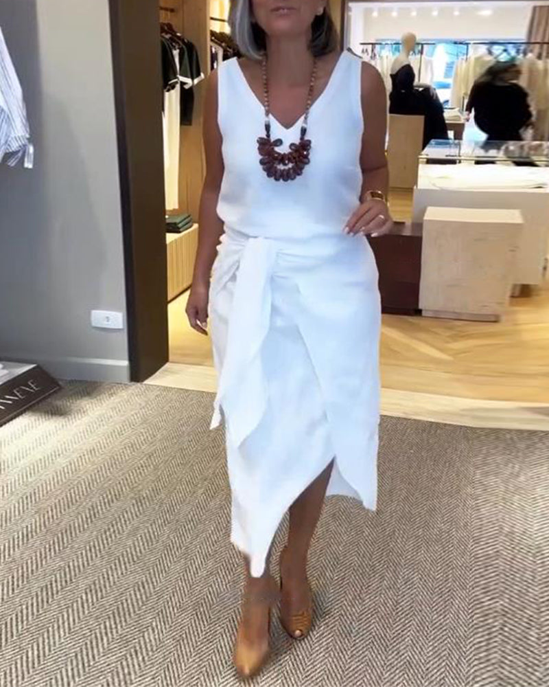 Ärmelloses, einfarbiges Kleid mit V-Ausschnitt