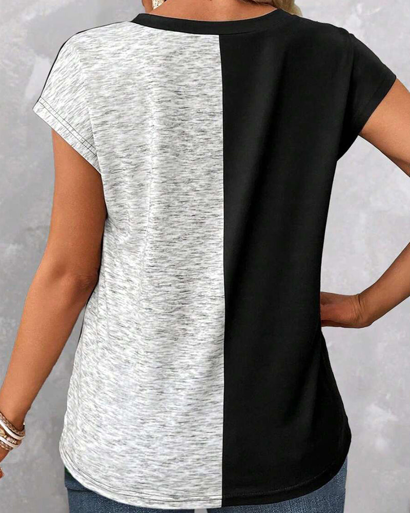 T-Shirt mit V-Ausschnitt und unregelmäßigem Kontrast