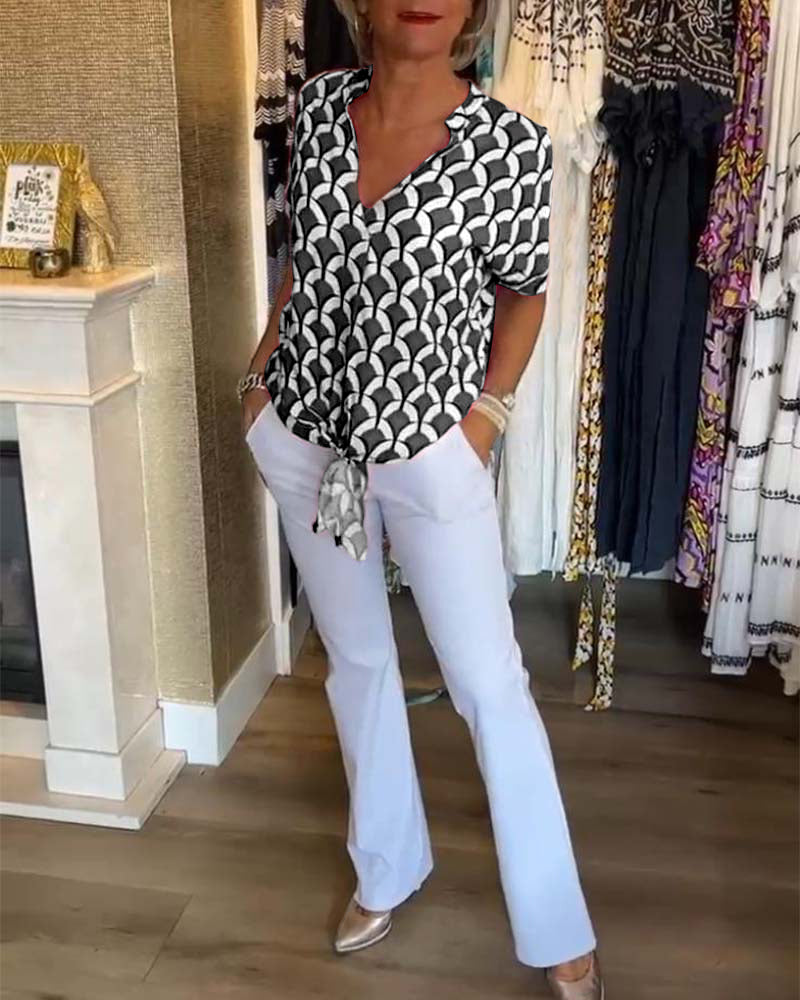 Kurzärmliges, bedrucktes Freizeittop mit V-Ausschnitt