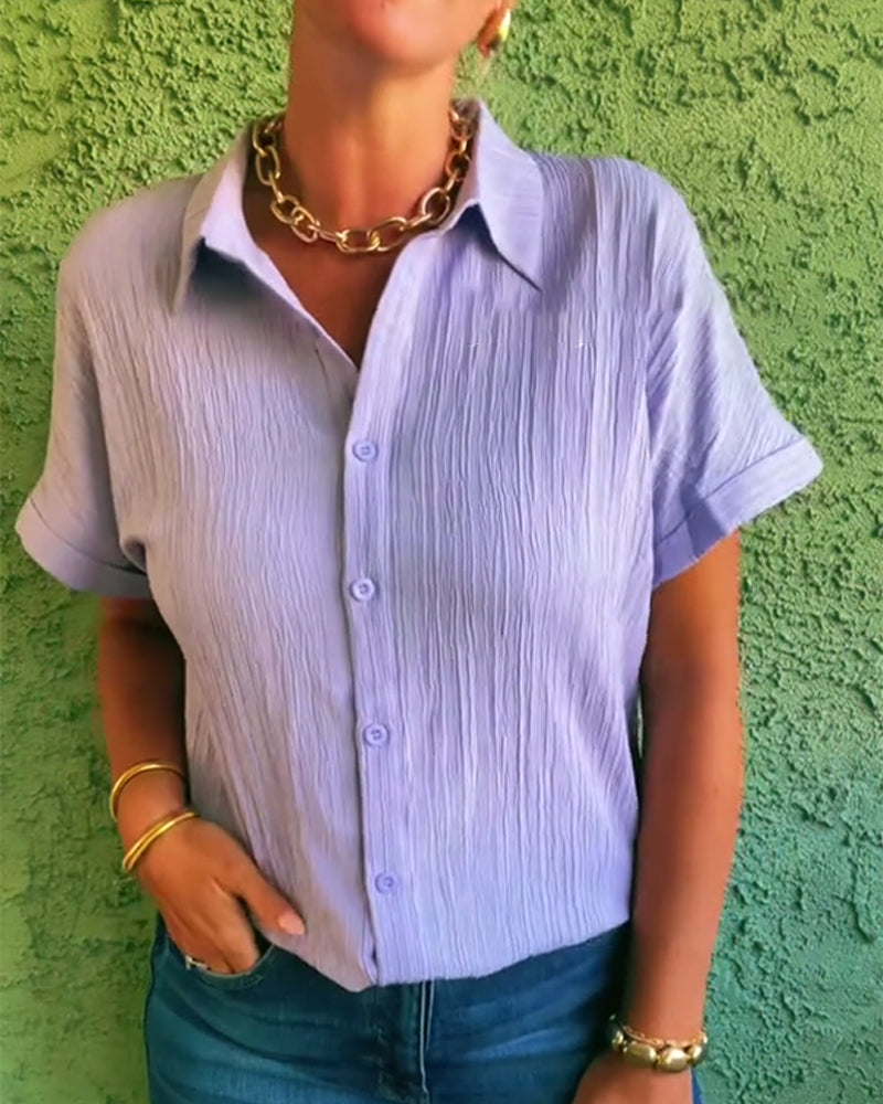 Camicia a maniche corte tinta unita con risvolto e pieghe