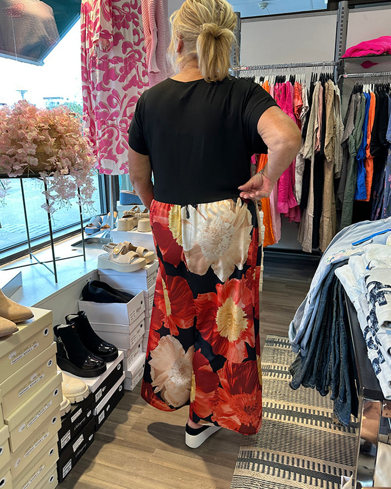 Maxikleid mit V-Ausschnitt und kontrastierendem Blumendruck