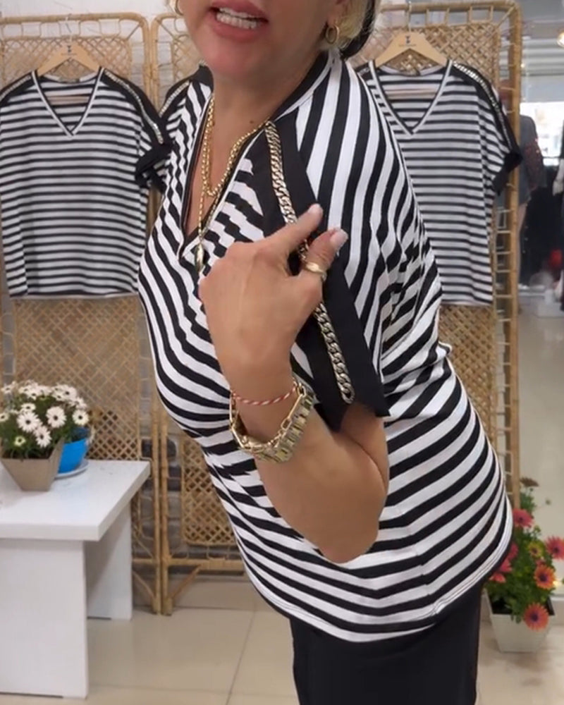 Gestreiftes Freizeit-T-Shirt mit V-Ausschnitt