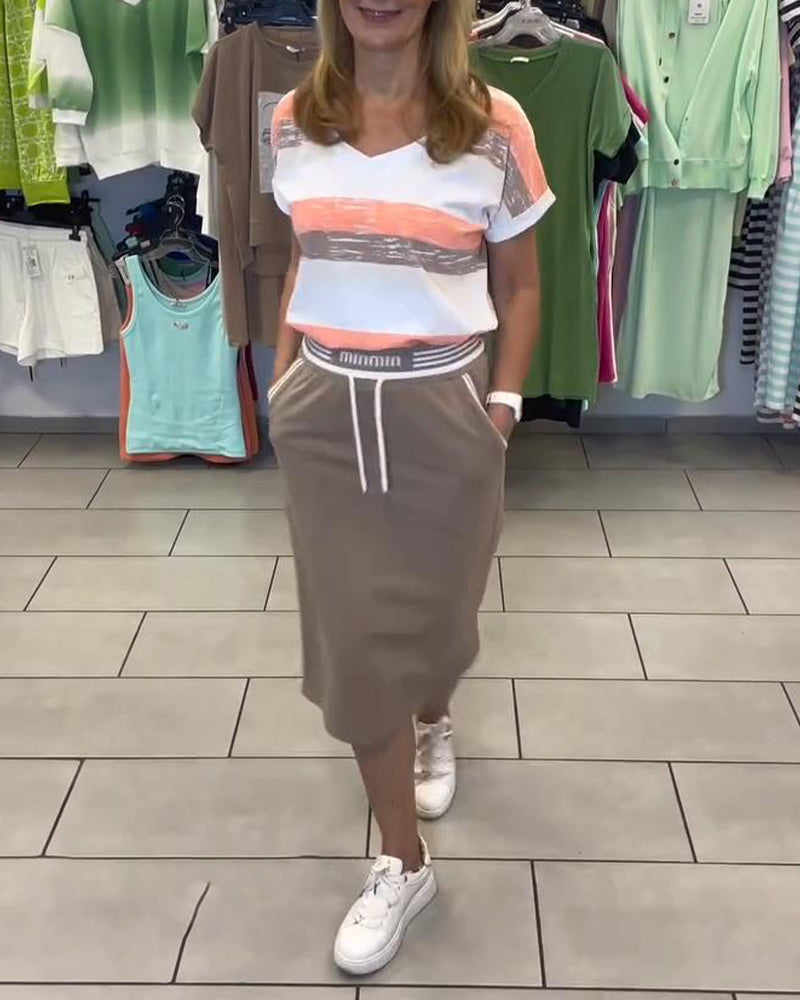 Completo gonna sportiva a righe con scollo a V