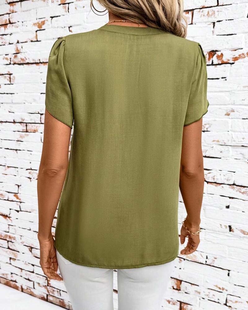 Bluse mit V-Ausschnitt und Blütenblattärmeln