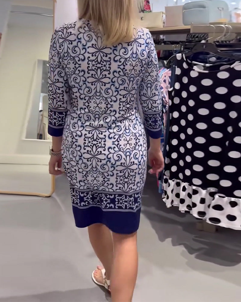 Schmales Kleid mit Dreiviertelärmeln und Kontrastdruck