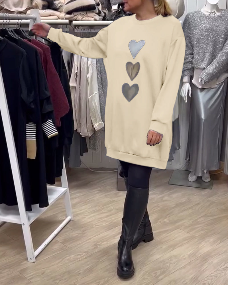 Lässiges Etuikleid mit Herzmuster