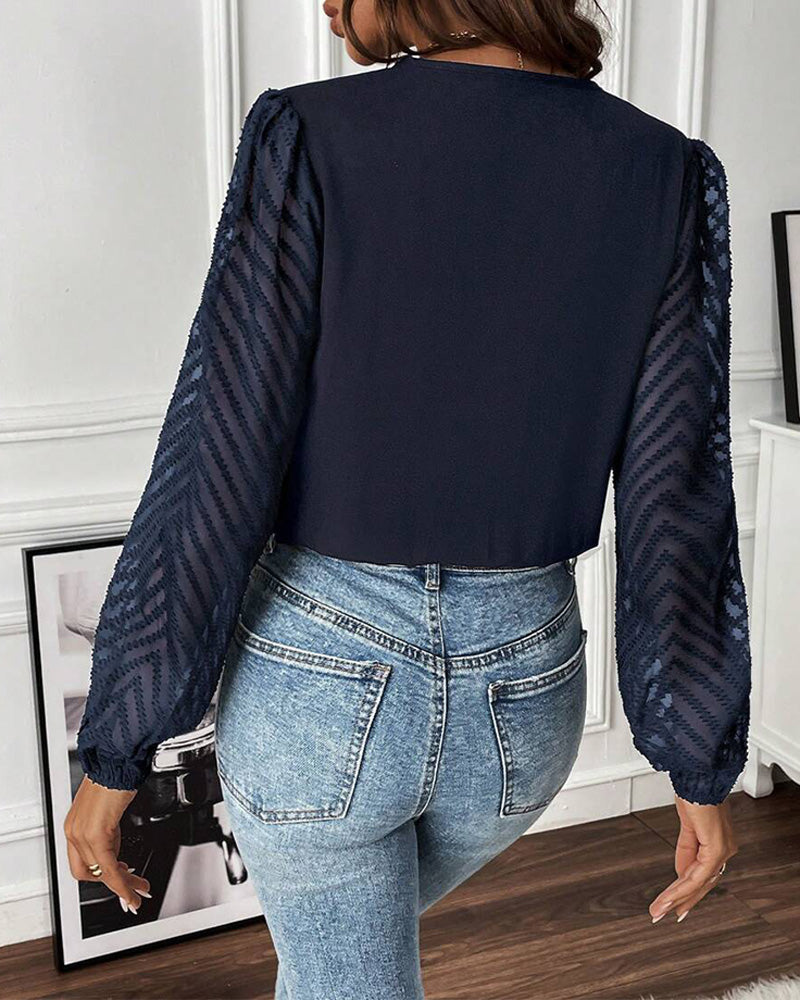 Temperamentvolle Bluse mit Puffärmeln und zweilagigem V-Ausschnitt