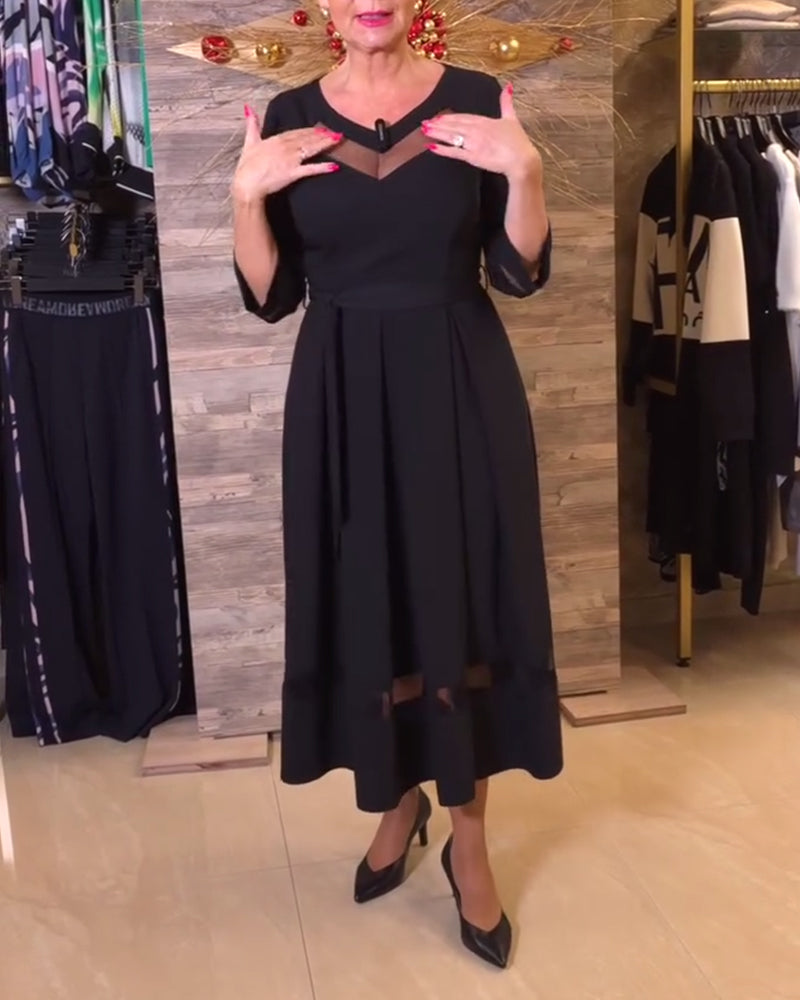 Abito alla moda con scollo a V e cuciture in rete