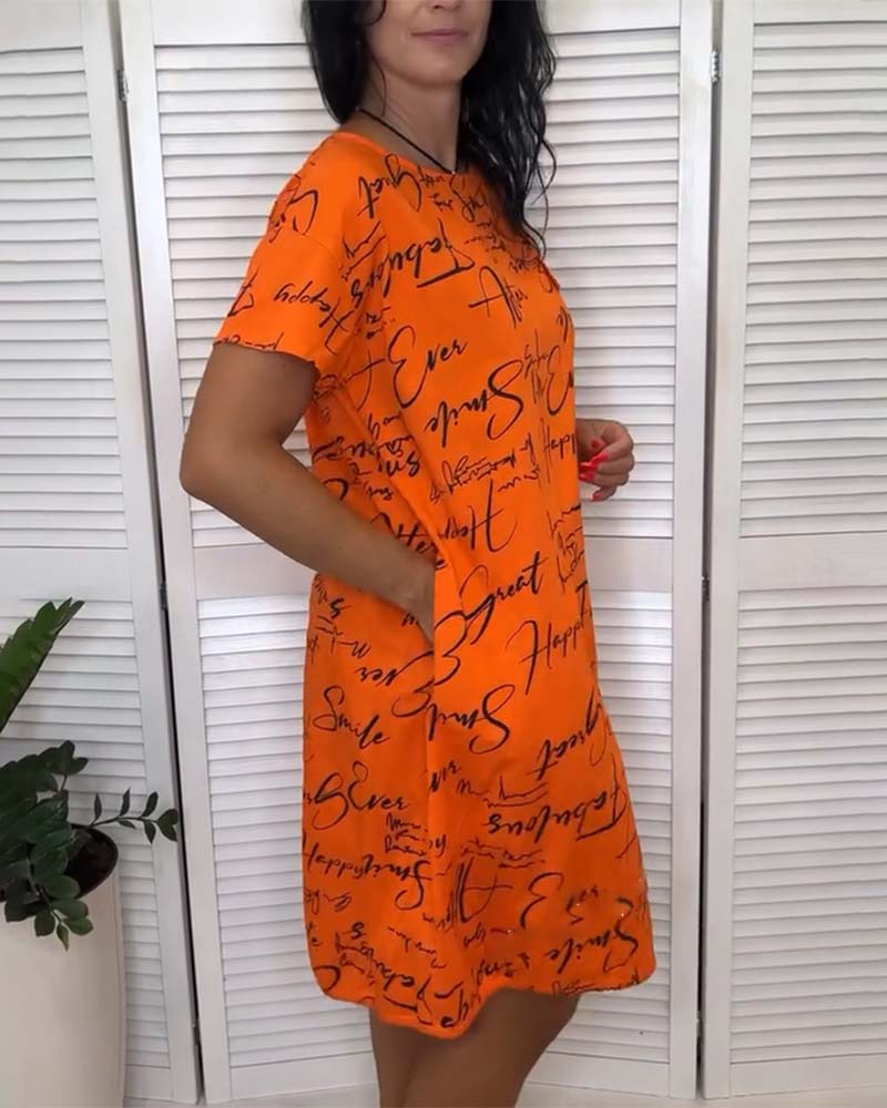 Kurzarmkleid mit Rundhalsausschnitt und Schriftzug