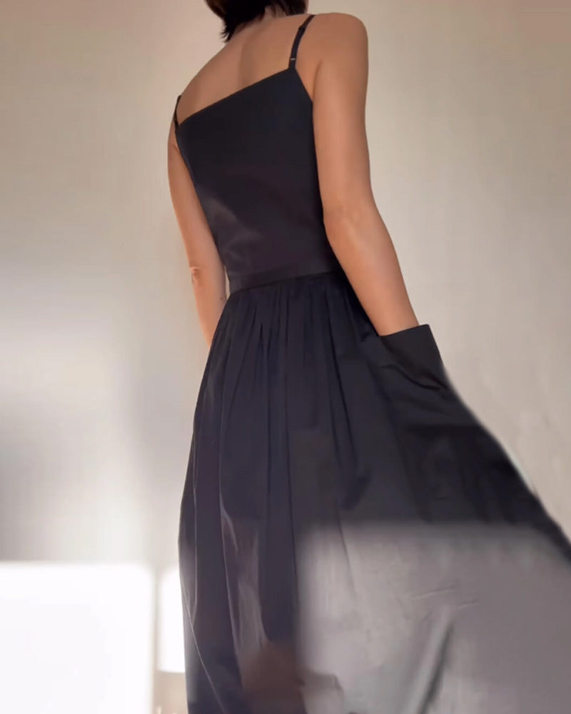 Trägerloses Kleid mit quadratischem Ausschnitt und großer Tasche in der Taille