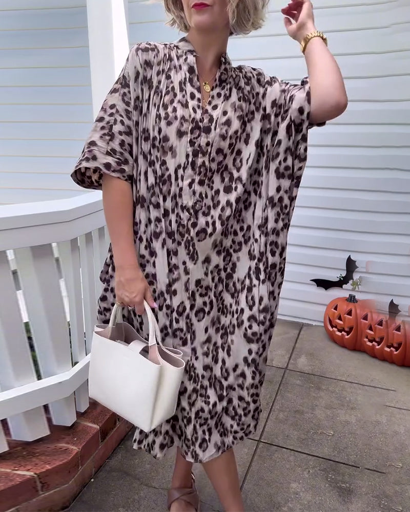 Lockeres Kleid mit halblangen Ärmeln und Stehkragen und Leopardenmuster
