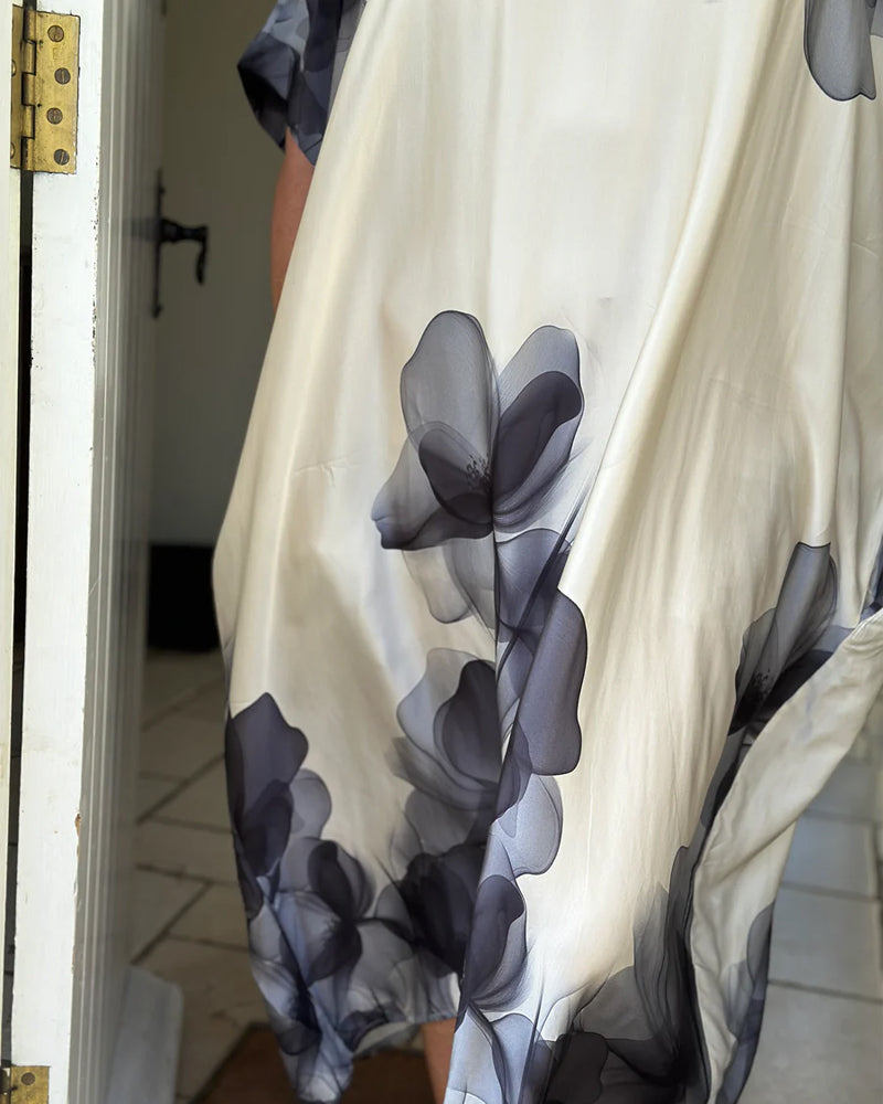 Lockeres Blumenkleid mit V-Ausschnitt und Fledermausärmeln