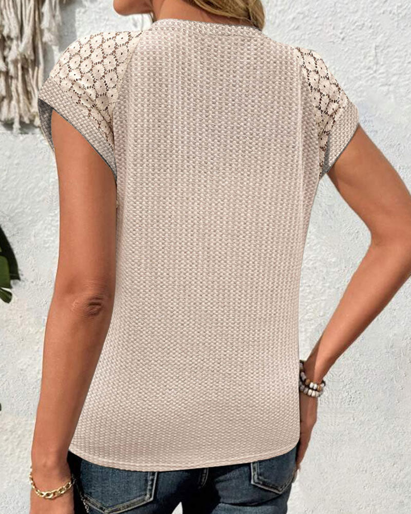 Einfarbiges T-Shirt mit Patchwork-Muster und gekreuzten Falten