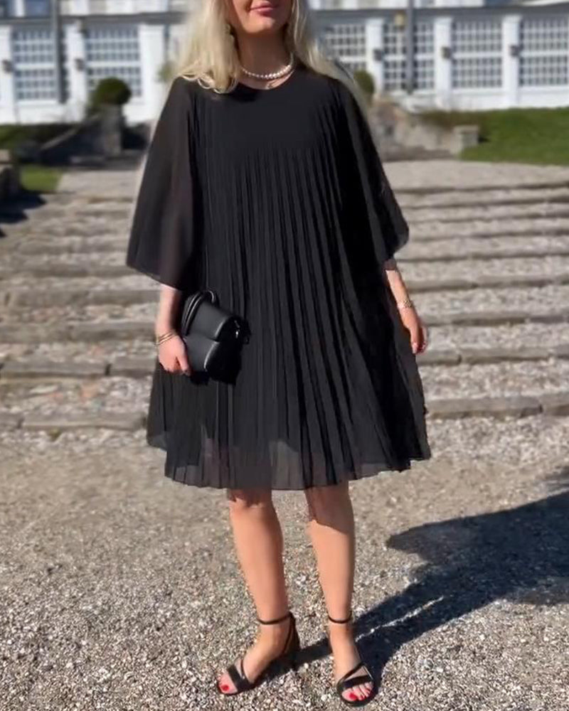 Plissiertes, einfarbiges Kleid mit Dreiviertelärmeln