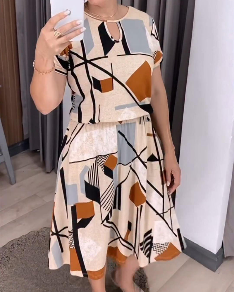 Kurzärmliges Kleid mit Blumenmuster und Rundhalsausschnitt