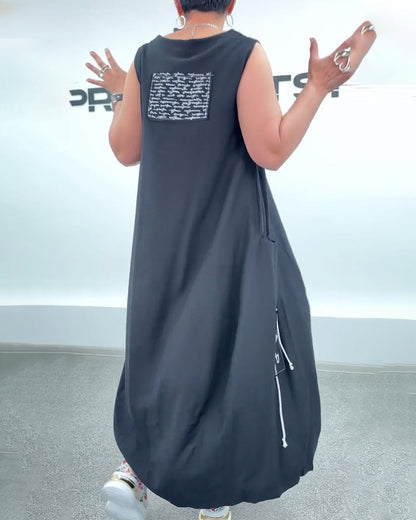 Ärmelloses Oversize-Kleid mit Buchstaben-Print