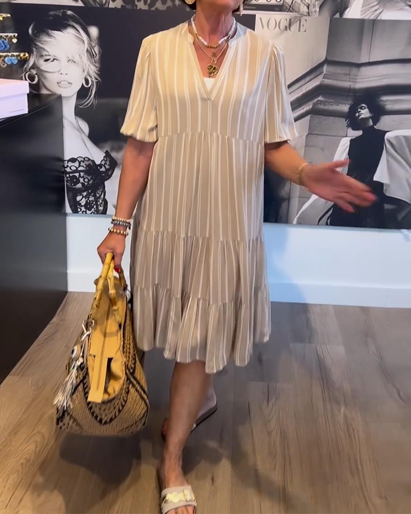 Plissee-Streifenkleid mit V-Ausschnitt