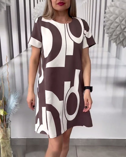 Kurzarmkleid mit unregelmäßigem Muster