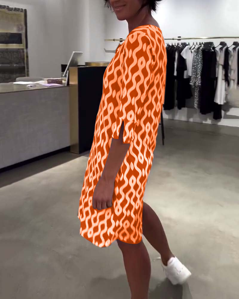 Mittellanges bedrucktes Kleid mit Stehkragen