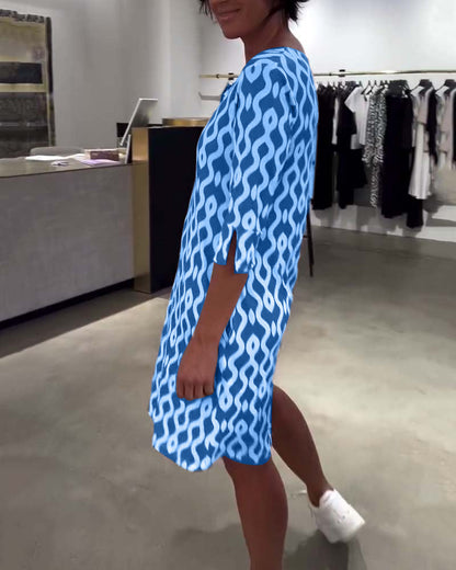 Mittellanges bedrucktes Kleid mit Stehkragen