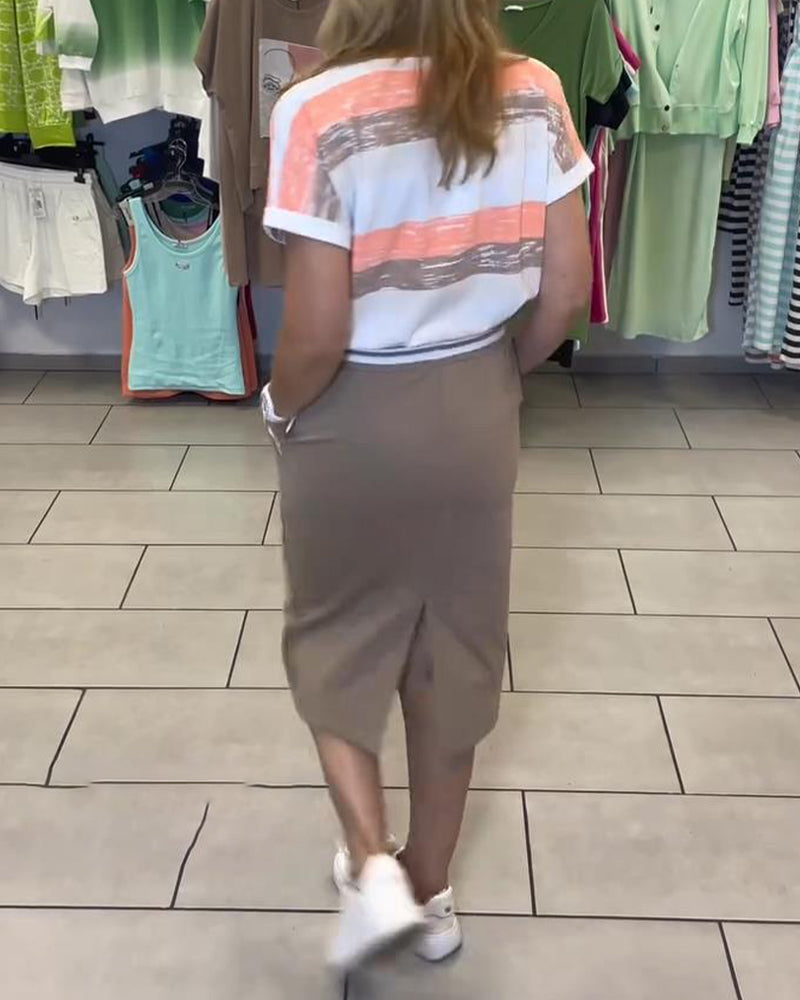 Completo gonna sportiva a righe con scollo a V