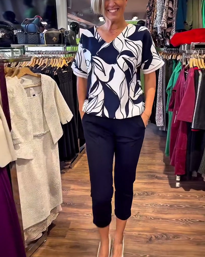 Lässiges T-Shirt mit V-Ausschnitt und Print