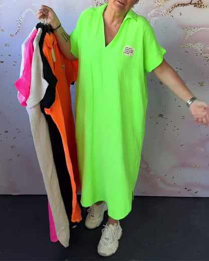 Langes, plissiertes Kleid in Volltonfarbe mit V-Ausschnitt