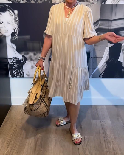 Plissee-Streifenkleid mit V-Ausschnitt