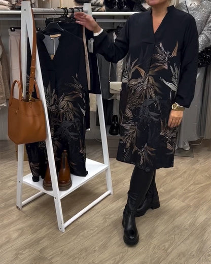 Langärmliges Kleid mit V-Ausschnitt und Blattmuster