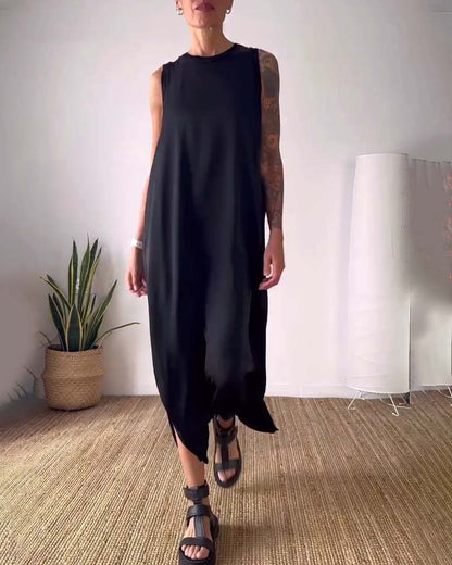 Temperamentvolles, einfarbiges, ärmelloses Kleid mit Schlitz