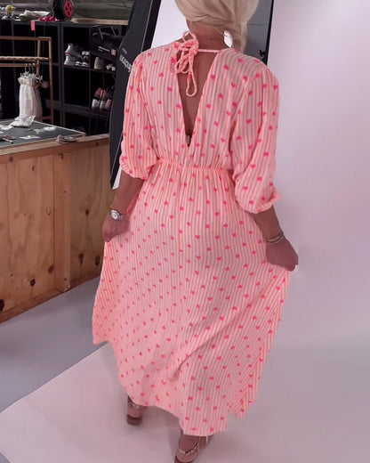 Elegantes Kleid mit V-Ausschnitt und Herz-Print