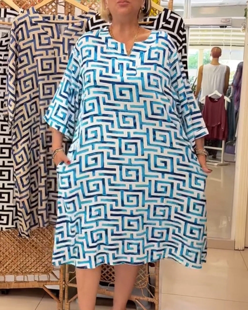 Lockeres, kurzärmliges Kleid mit geometrischem Muster