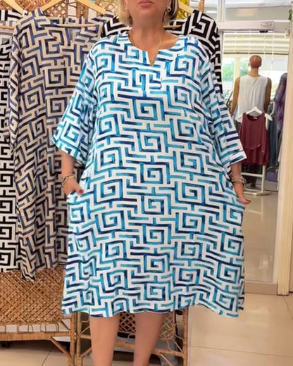 Lockeres, kurzärmliges Kleid mit geometrischem Muster