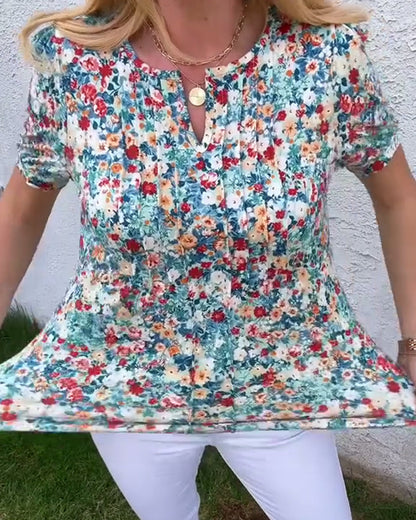 Kurzärmlige Bluse mit Blumenmuster und Plissee