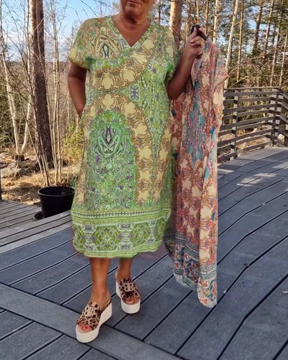 Bedrucktes Etuikleid mit V-Ausschnitt und kurzen Ärmeln