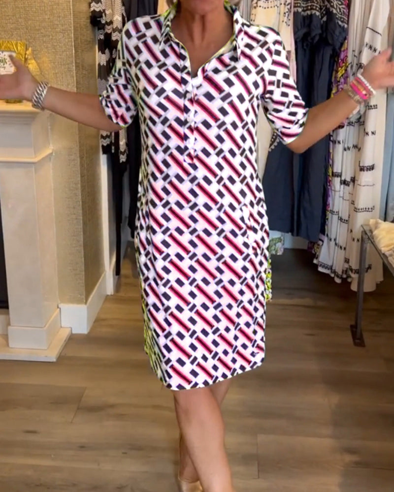 Kleid mit V-Ausschnitt und geometrischem Print