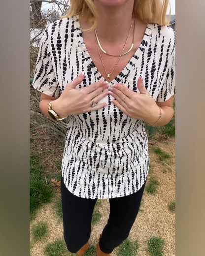 Bedrucktes Kurzarm-T-Shirt mit V-Ausschnitt