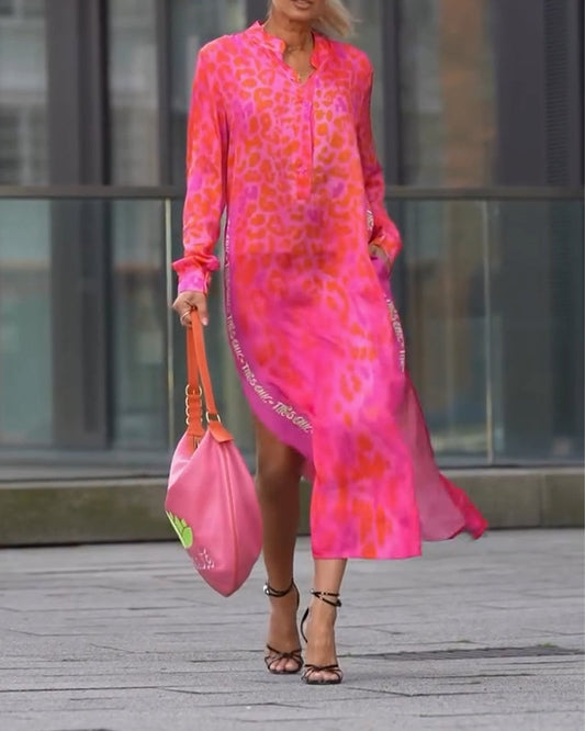 Langärmliges Kleid mit Schlitz und Leopardenmuster