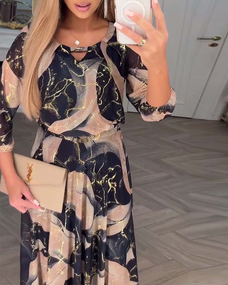 Elegantes Kleid mit Dreiviertelärmeln und bedruckter Taille