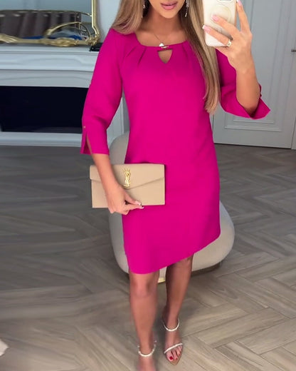 Elegante abito dritto in tinta unita con scollo a V