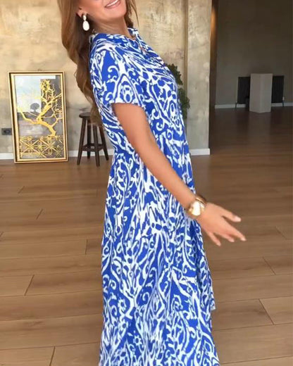 Kurzärmliges, bedrucktes Modekleid