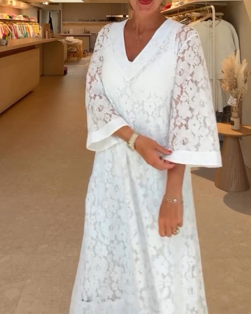 Lockeres Kleid mit V-Ausschnitt und hohler Spitze und Blumen