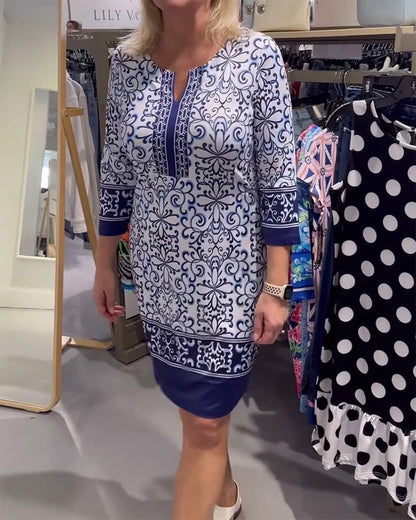 Schmales Kleid mit Dreiviertelärmeln und Kontrastdruck