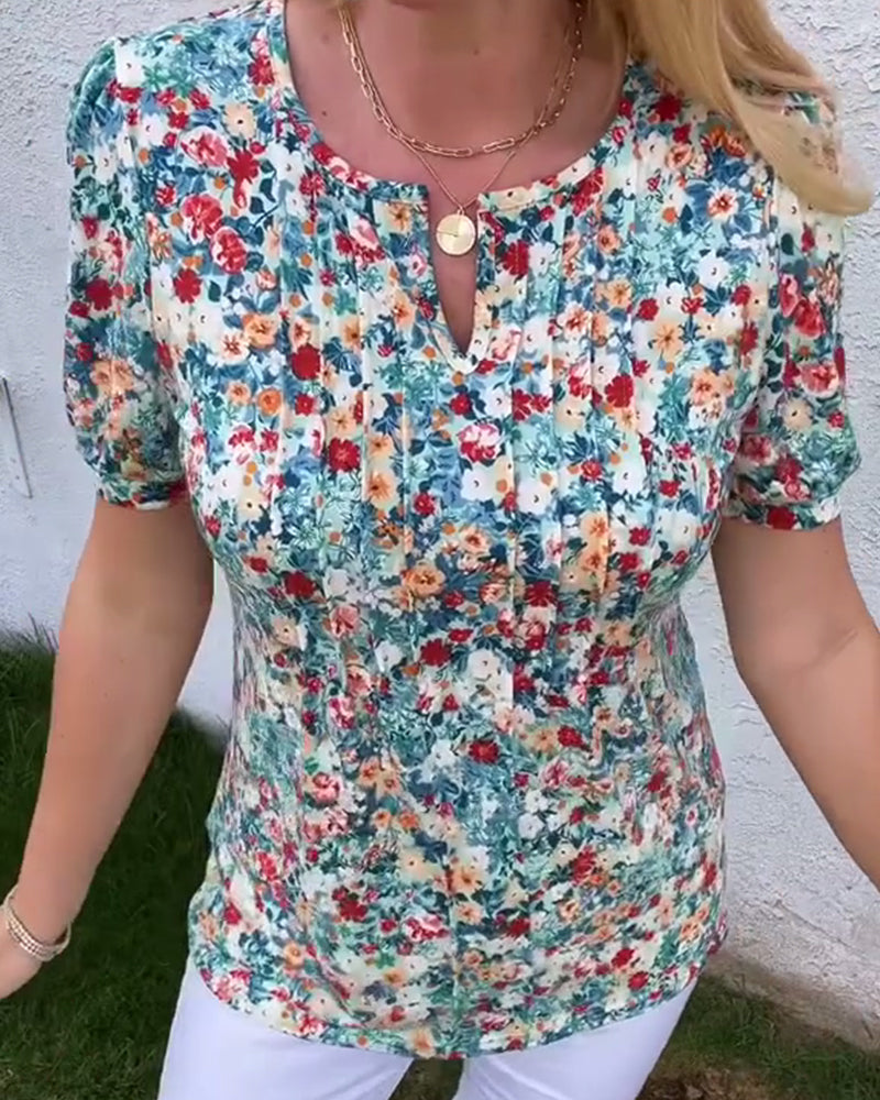 Kurzärmlige Bluse mit Blumenmuster und Plissee