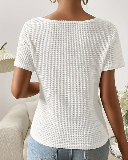 Schulterfreies, unregelmäßig gestricktes T-Shirt