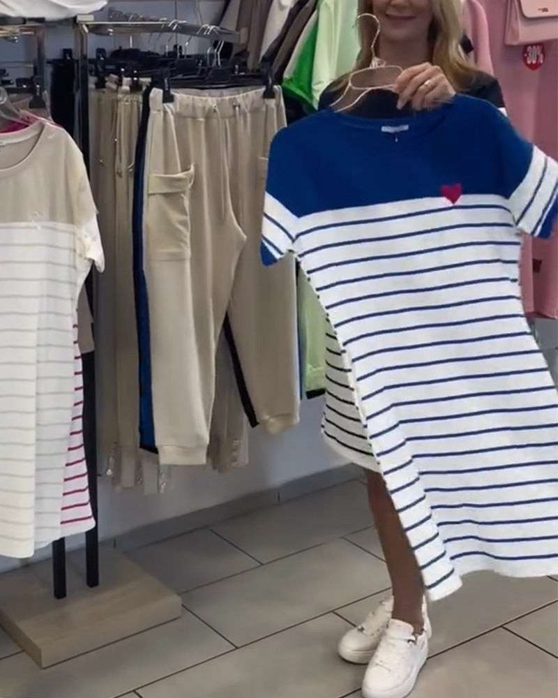 Lässiges gestreiftes Kleid mit Rundhalsausschnitt