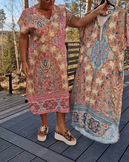 Bedrucktes Etuikleid mit V-Ausschnitt und kurzen Ärmeln