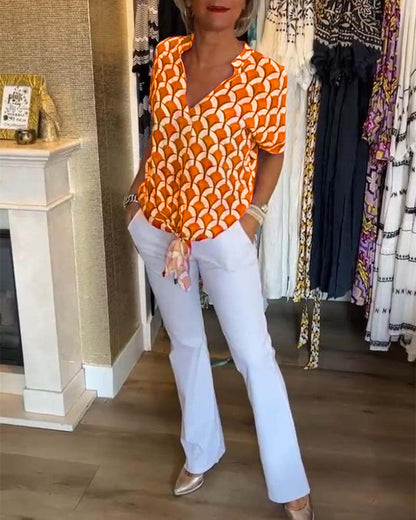 Kurzärmliges, bedrucktes Freizeittop mit V-Ausschnitt