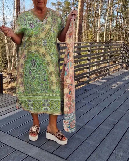 Bedrucktes Etuikleid mit V-Ausschnitt und kurzen Ärmeln