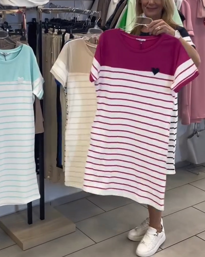 Lässiges gestreiftes Kleid mit Rundhalsausschnitt